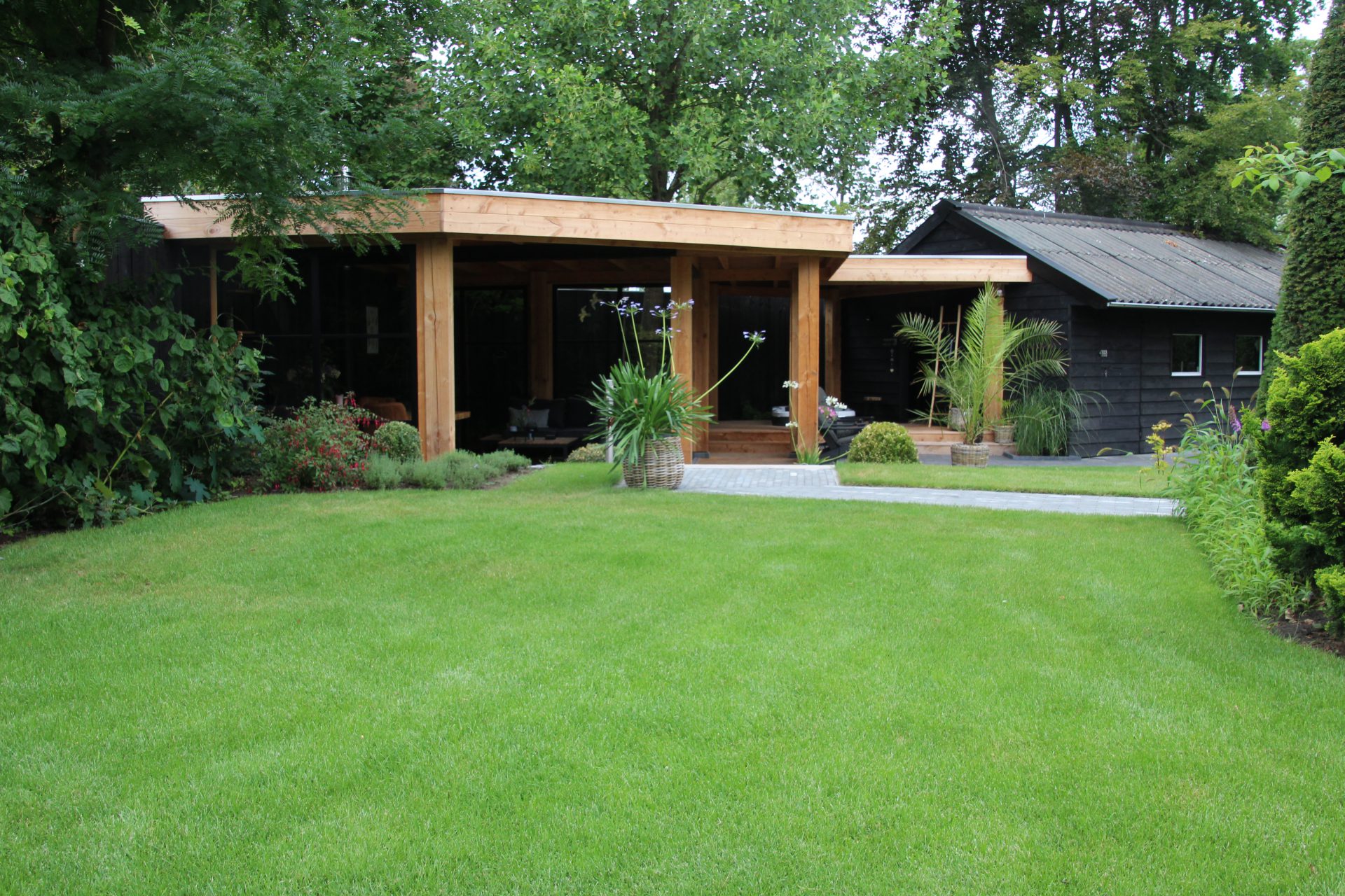 Tuin achterzijde huis in Genemuiden aangelegd door TuinUniek 