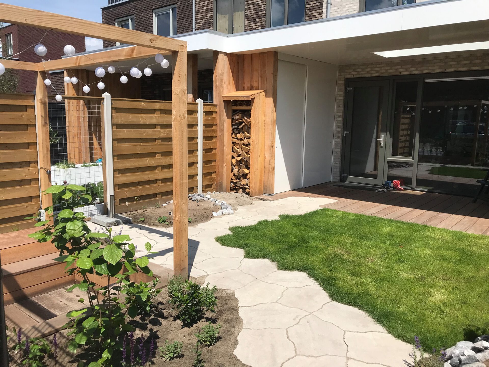 Tuin in Zwolle Zuid aan de achterzijde van het huis ontworpen en gerealiseerd door TuinUniek. 